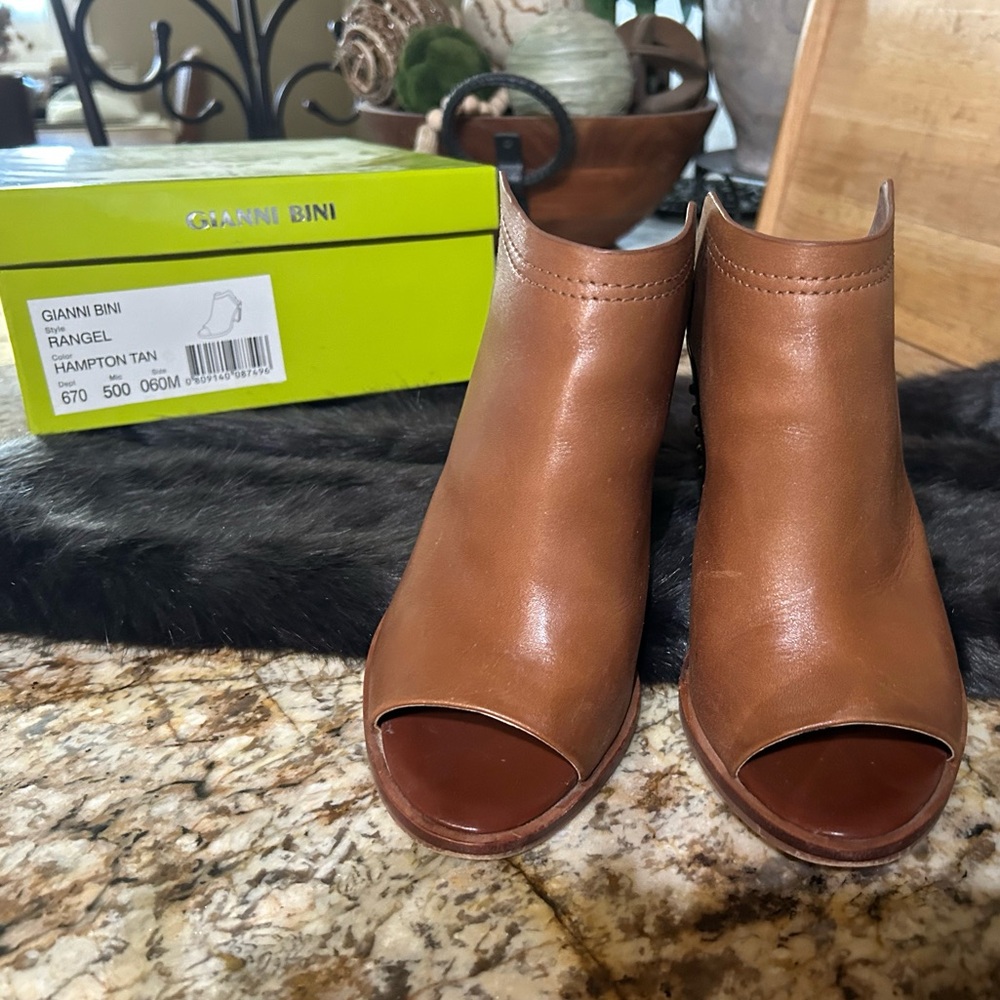 Gianni Bini “Rangel” Hampton Tan Mule Size 6, brand new in box